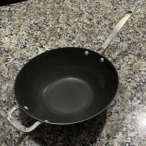 Sleek Black Frying Pan for Effortless Cooking